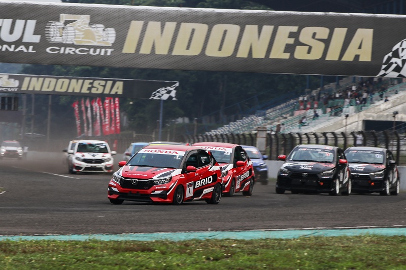 Foto 1 Makin Panas! Persaingan Gelar Juara Seri Terakhir Honda One Make Race Musim 2024